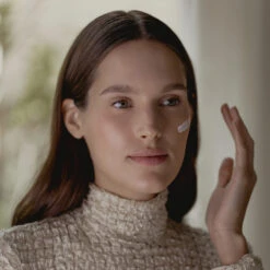 Sisley All Day All Year Essential Anti-Aging Protection 50 Ml -Collistar Negozio 649a4124e39ee1ff2b4ff98f